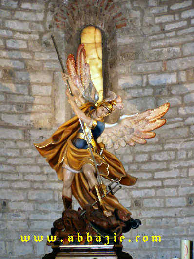 San Michele Arcangelo - statua sita presso l'omonima chiesa a Cortona (AR)