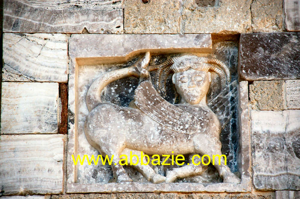 statue e capitelli zooformi