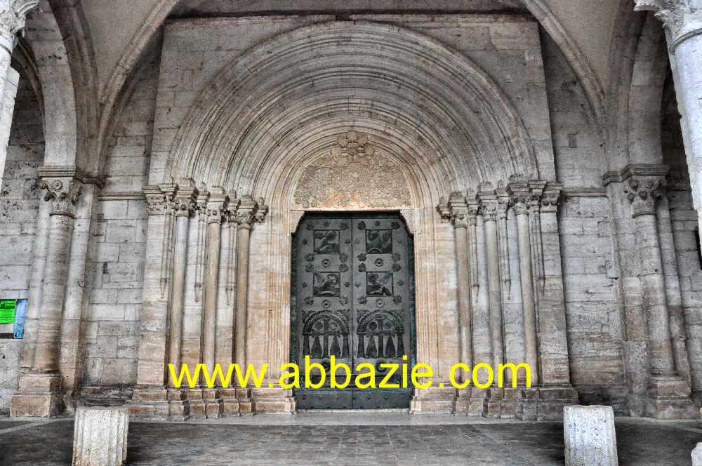 Portale di accesso all'abbazia