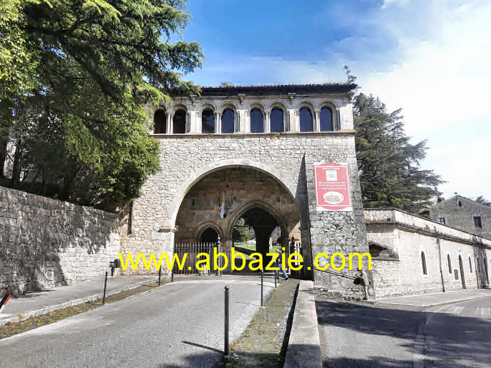 ingresso alla'abbazia di Casamari