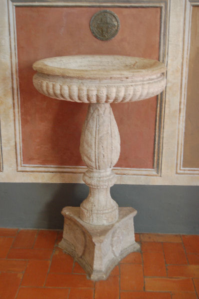 Chiesa dei Santi Leonardo e Cristoforo - Acquasantiera