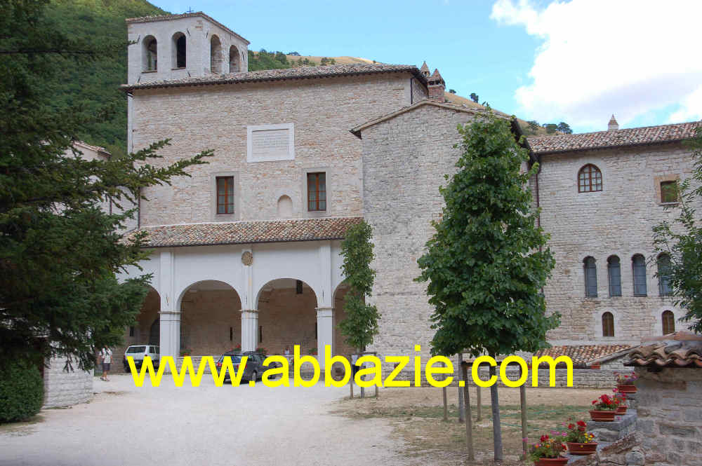 sotto il portico sulla destra l'ingresso
