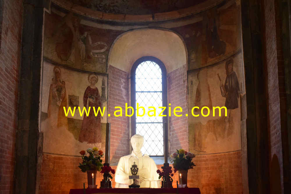 Abside di sinistra cla stauta del Beato Antonio Rosmini